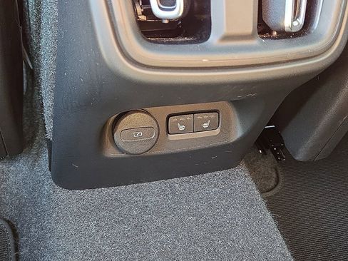 Certified 2025 Volvo XC40 B5 Core image 17