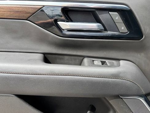 Certified 2025 Chevrolet Suburban High Country AWD/4WD image 17