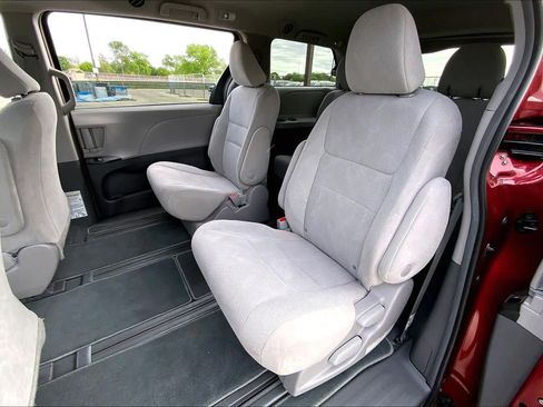 Used 2019 Toyota Sienna L image 20