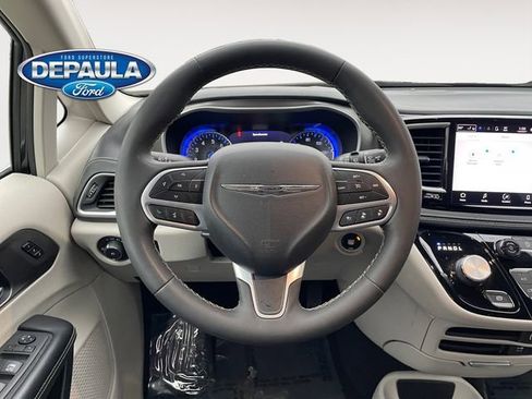 Used 2022 Chrysler Pacifica Touring-L image 15