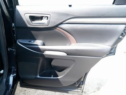 Used 2017 Toyota Highlander Limited image 36