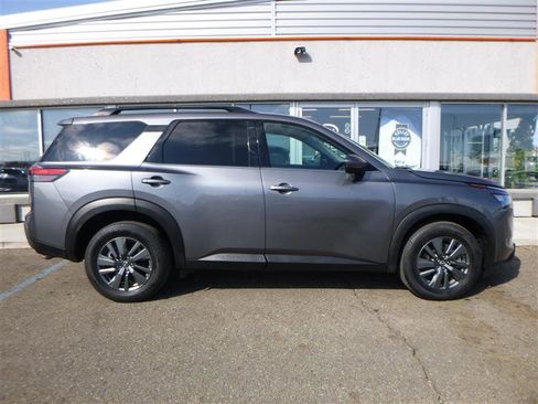 Used 2024 Nissan Pathfinder SV image 4