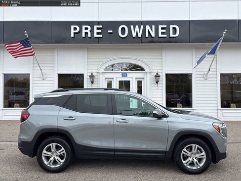 Used 2024 GMC Terrain SLE w/ Driver Convenience Package FWD image 4