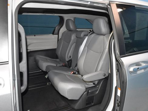 Used 2024 Toyota Sienna XLE FWD image 19