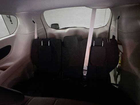 Used 2018 Chrysler Pacifica L image 28