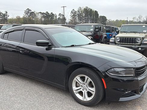 Used 2022 Dodge Charger SXT w/ Driver Convenience Group RWD image 5