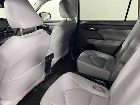 Used 2020 Toyota Highlander XLE AWD/4WD image 21