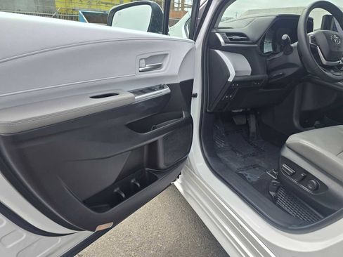 Used 2025 Toyota Sienna XLE AWD/4WD image 20