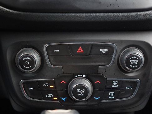 Used 2019 Jeep Compass Latitude FWD image 40