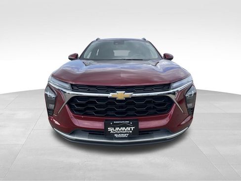 Used 2025 Chevrolet Trax LT FWD image 23
