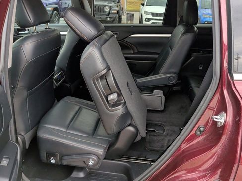 Used 2018 Toyota Highlander SE image 37