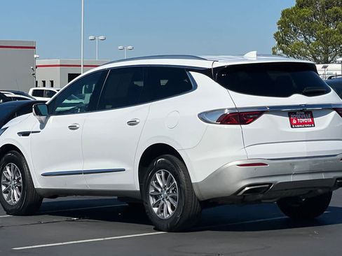 Used 2022 Buick Enclave Essence image 7