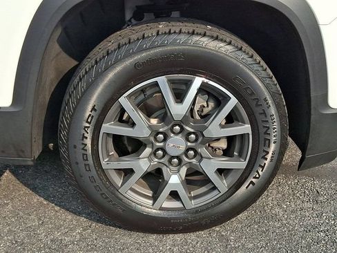 Used 2023 GMC Acadia SLE FWD image 11
