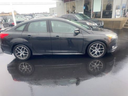 Used 2015 Ford Focus SE w/ SE Ecoboost Package image 4