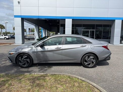 Used 2025 Hyundai Elantra Sport image 4