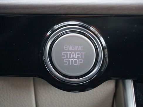 Used 2022 Kia Carnival EX image 32