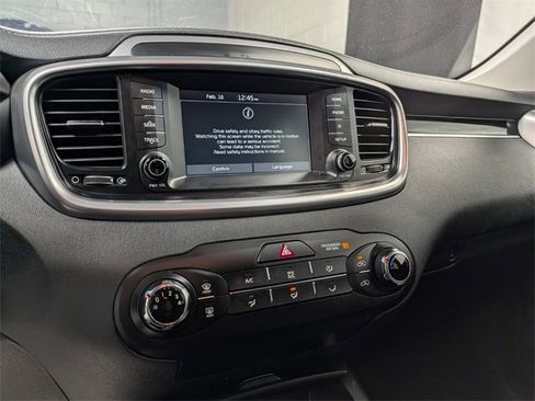 Used 2019 Kia Sorento LX image 19