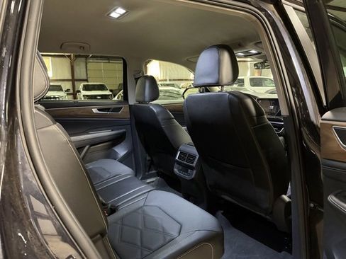 Used 2025 Volkswagen Atlas SE image 13