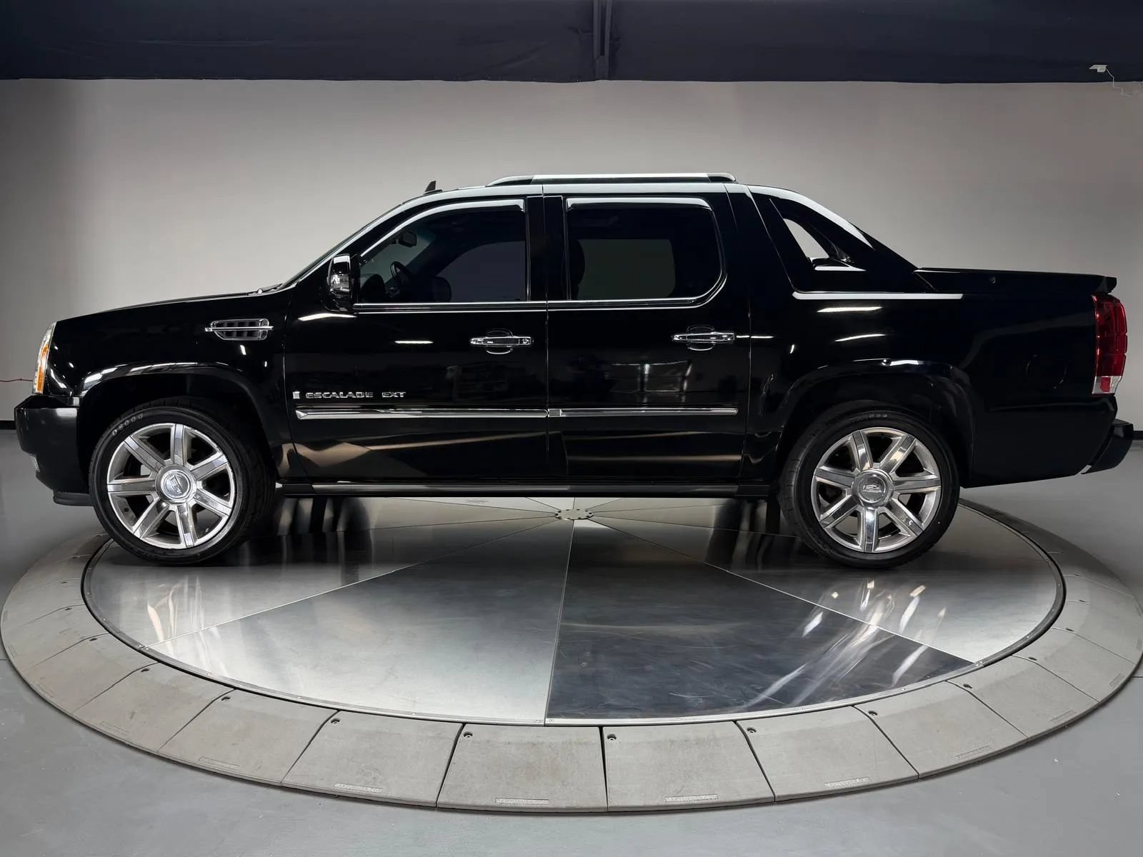 Used 2008 Cadillac Escalade EXT AWD/4WD image 4