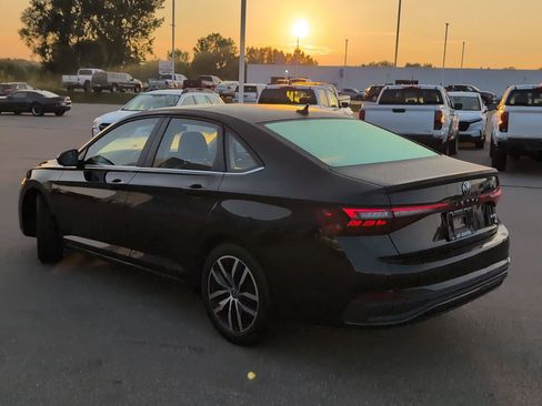 Used 2025 Volkswagen Jetta SE FWD image 3