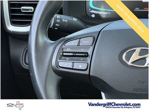 Used 2025 Hyundai Venue SEL FWD image 13