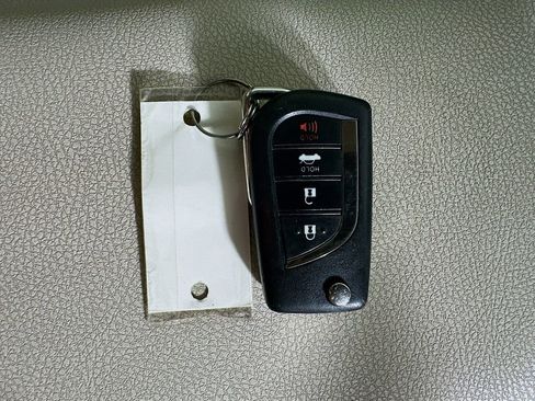 Used 2018 Toyota Camry LE image 37