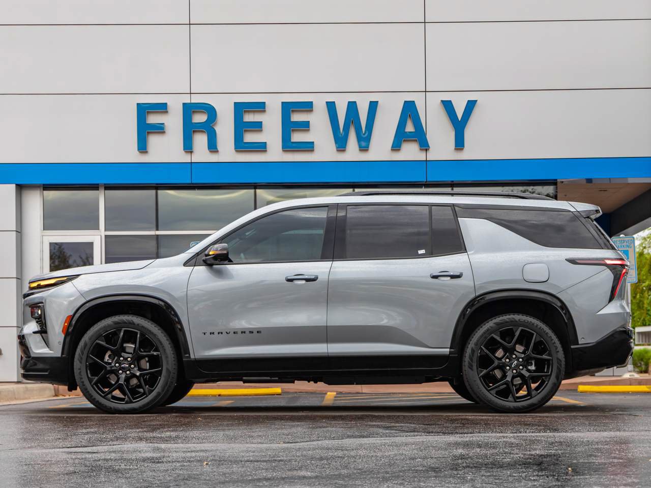 Used 2025 Chevrolet Traverse RS w/ LPO, Floor Liner Package FWD image 2
