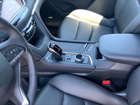 Used 2025 Cadillac XT6 Luxury FWD image 17