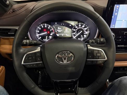 Used 2021 Toyota Highlander Platinum AWD/4WD image 16