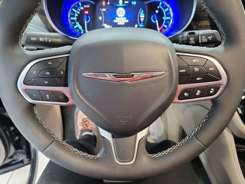 Used 2023 Chrysler Pacifica Limited image 65