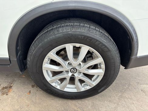 Used 2020 Nissan Rogue SV image 10