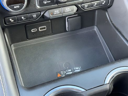 Used 2023 Chevrolet Suburban Premier image 18