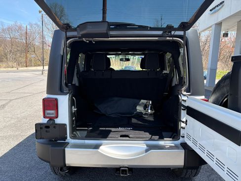 Certified 2017 Jeep Wrangler Unlimited Sahara w/ Connectivity Group image 11