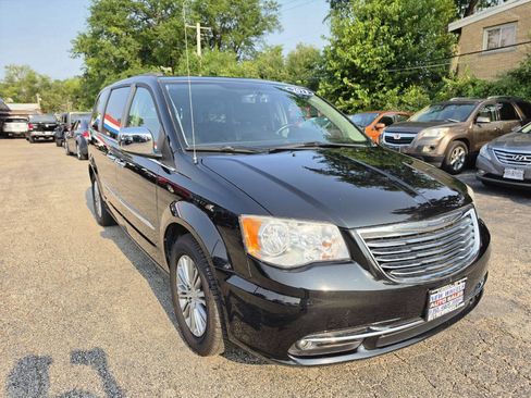 Used 2013 Chrysler Town & Country Touring-L w/ Entertainment Group #2 FWD image 5