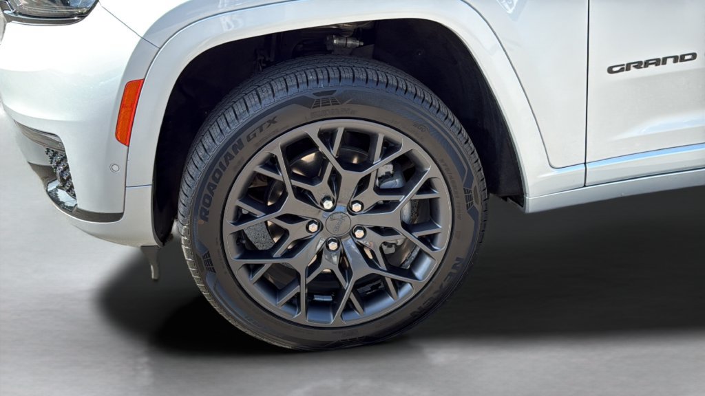 Used 2023 Jeep Grand Cherokee L Summit w/ Advanced Protech Group IV AWD/4WD image 23