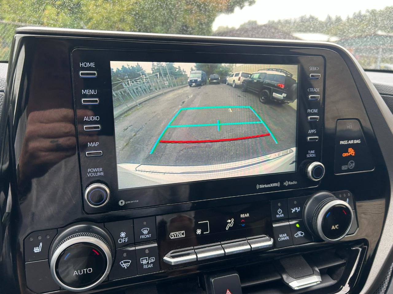 Used 2020 Toyota Highlander XLE AWD/4WD image 21