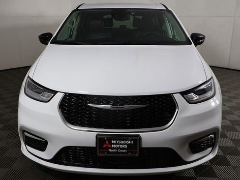 Used 2024 Chrysler Pacifica Touring-L image 12