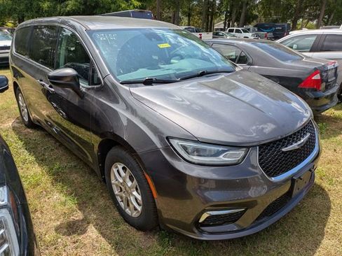 Used 2023 Chrysler Pacifica Touring-L FWD image 1