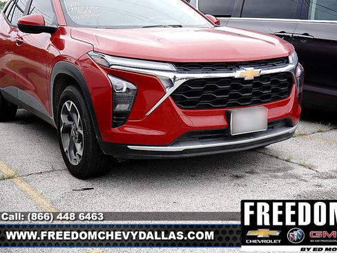 Used 2026 Chevrolet Trax LT FWD image 2
