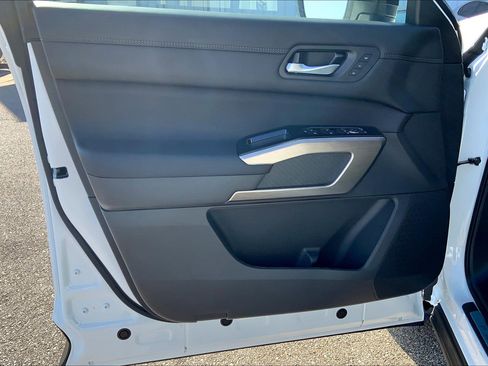 New 2025 Nissan Pathfinder Platinum w/ Cargo Package image 18