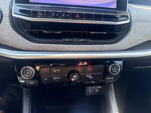 Used 2024 Jeep Compass Latitude image 25