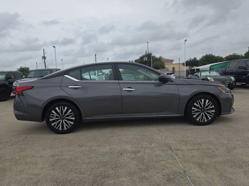 Used 2024 Nissan Altima 2.5 SV FWD image 2