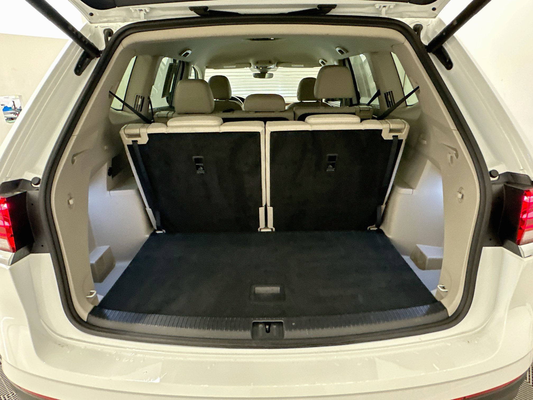 Used 2025 Volkswagen Atlas SE AWD/4WD image 30