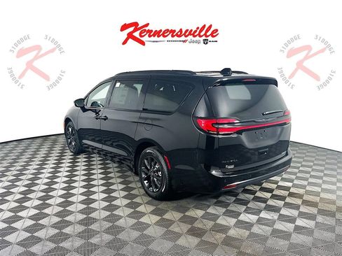 New 2025 Chrysler Pacifica Select w/ Uconnect Theater Family Group image 5