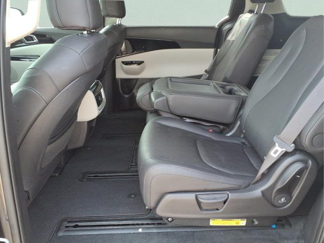 Used 2024 Kia Carnival EX FWD image 19