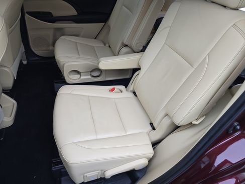 Used 2019 Toyota Highlander XLE FWD image 14