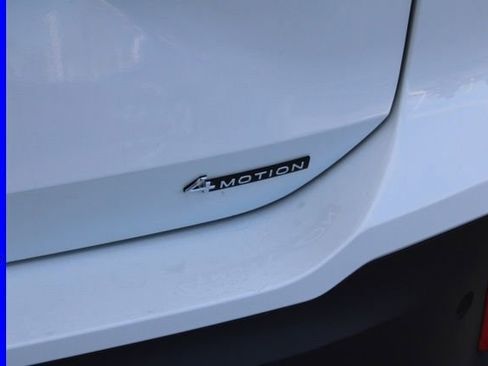 Used 2025 Volkswagen Tiguan SE image 8