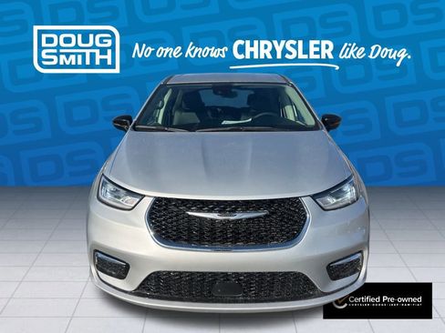 Used 2024 Chrysler Pacifica Touring-L image 8