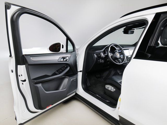 Certified 2026 Porsche Macan AWD/4WD image 28