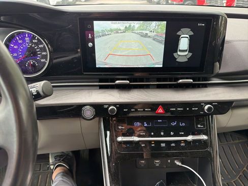 Used 2024 Kia Carnival EX FWD image 12